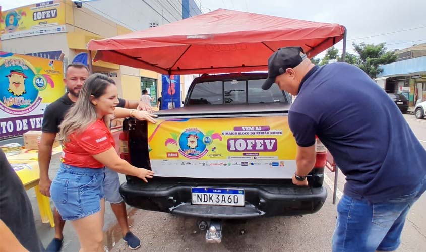 Foliões madrugam na sede da Banda do Vai Quem Quer para o adesivaço deste sábado (13/01)