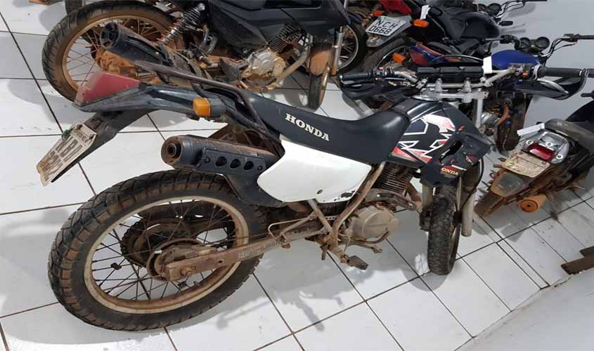 Homem é preso com moto roubada próximo de escola na capital