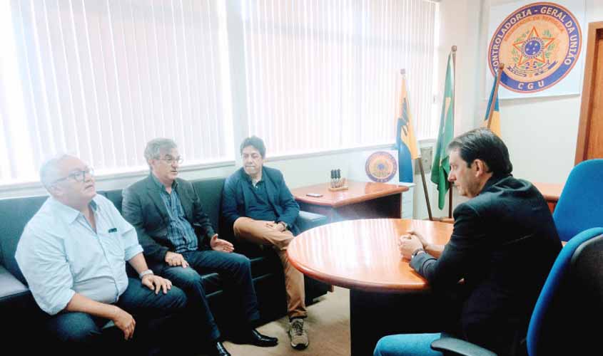 Semed e CGU/RO se reúnem para tratar do transporte escolar