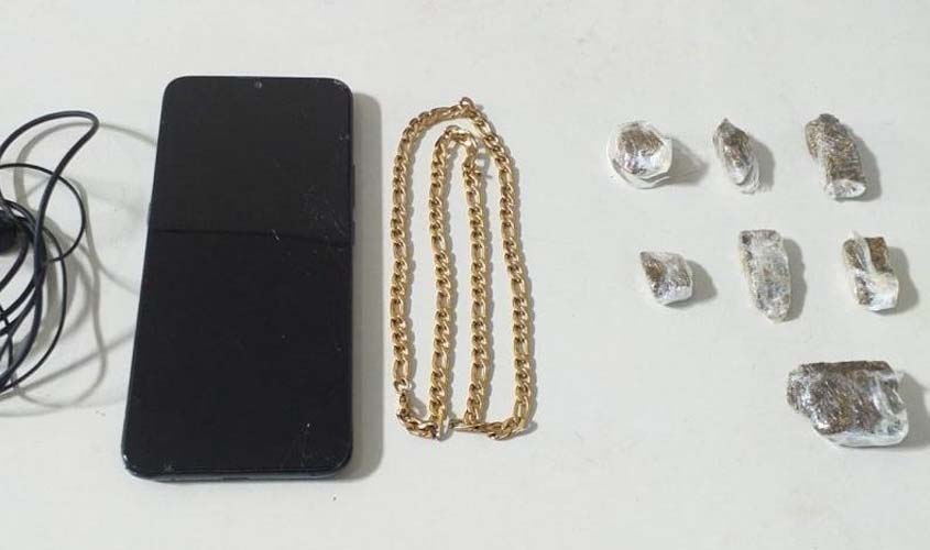 Homem tenta engolir droga para fugir do flagrante, mas é preso pela Polícia Militar