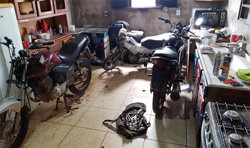 Policiais Militares recuperam sete motocicletas e fecham oficina clandestina