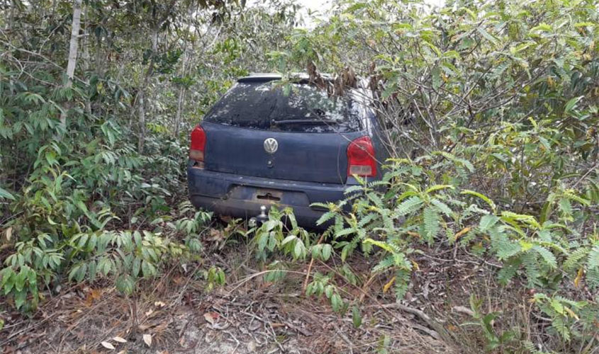 Polícia encontra, em matagal, carro usado em fuga dramática: criança de 09 meses foi atirada pela janela