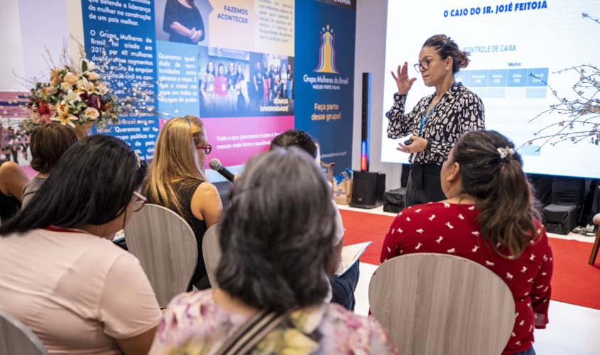 Mulheres participam de oficina sobre educação financeira