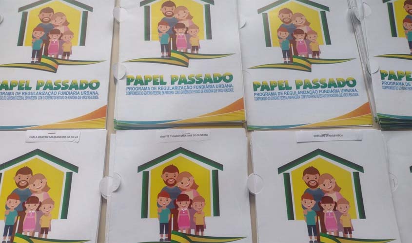 Títulos definitivos do Programa 'Papel Passado' são entregues para moradores de Jardinópolis