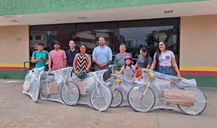 Campanha de volta às aulas do Detran-RO premia sorteados com entrega de bicicletas
