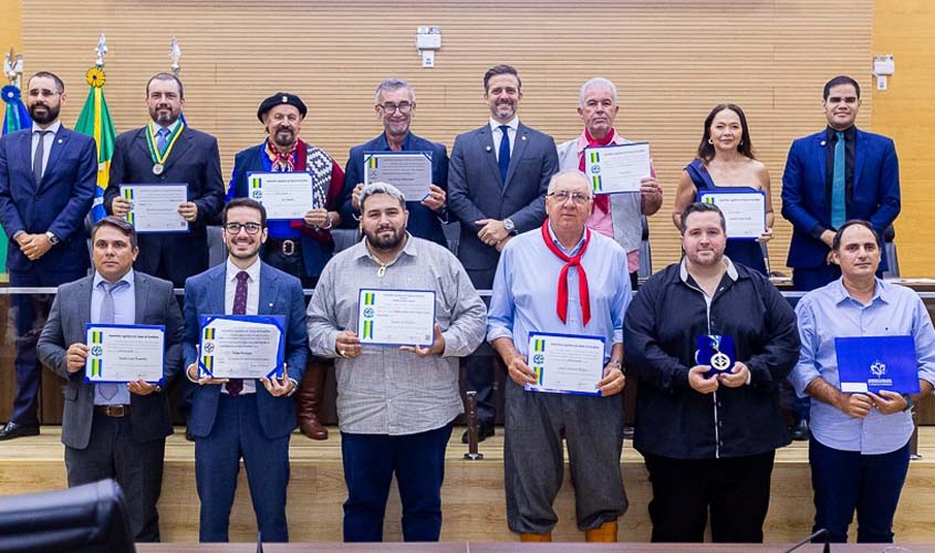 Delegado Lucas promove sessão solene e entrega honrarias