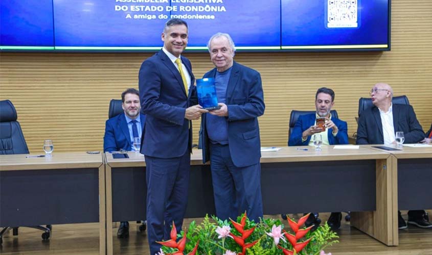 Procurador-Geral destaca papel da imprensa em homenagem da Fenacom