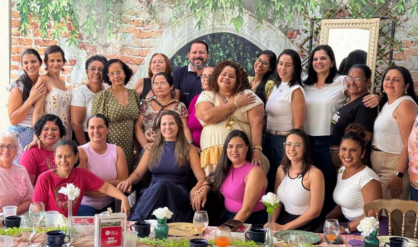 Projeto Flores de Cactos entrega books fotográficos a mulheres em Cacoal
