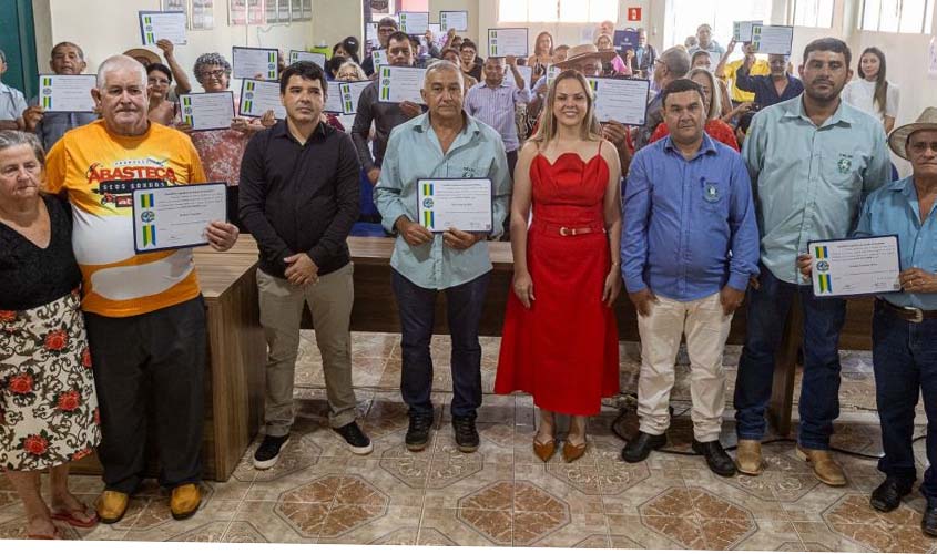 Cláudia de Jesus homenageia pioneiros de Corumbiara