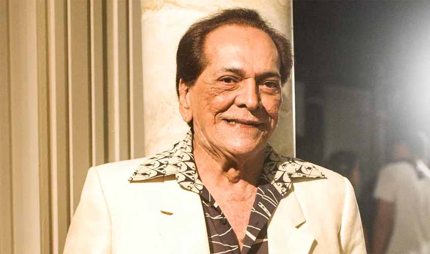 Familiares, amigos e fãs se despedem no Rio do ator Lúcio Mauro