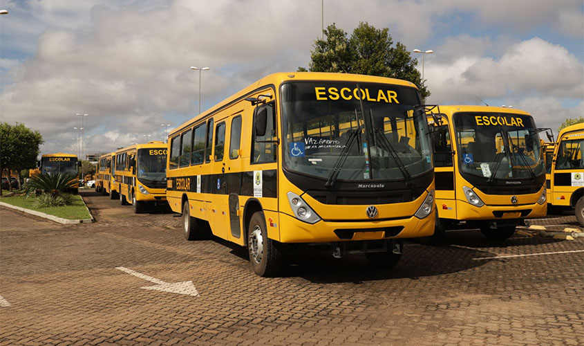 Prefeito recebe 146 ônibus para o transporte escolar da Zona Rural