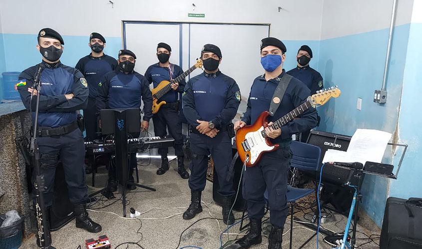 Conjunto Combo da PMRO toca músicas em abertura da Semana de Enfermagem