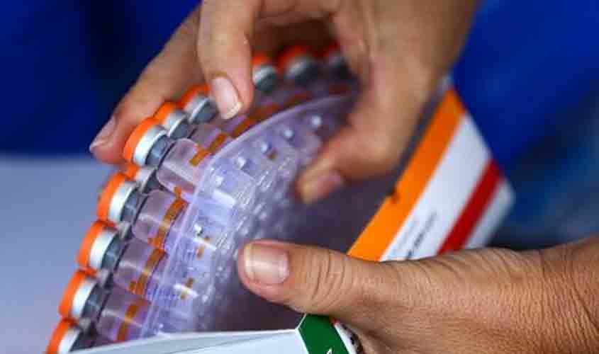 Novo lote de vacinas contra a covid-19 começa a ser distribuído nesta quinta-feira (13)