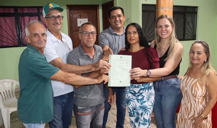 Cláudia de Jesus e Incra entregam títulos rurais em Presidente Médici