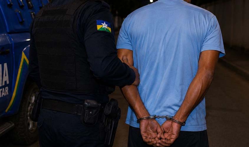 PMRO prende suspeito por invasão de domicílio e medida protetiva