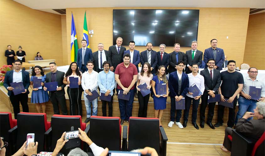 Em momento histórico, presidente da Assembleia empossa 14 aprovados no 1º concurso público após a Constituição de 1988