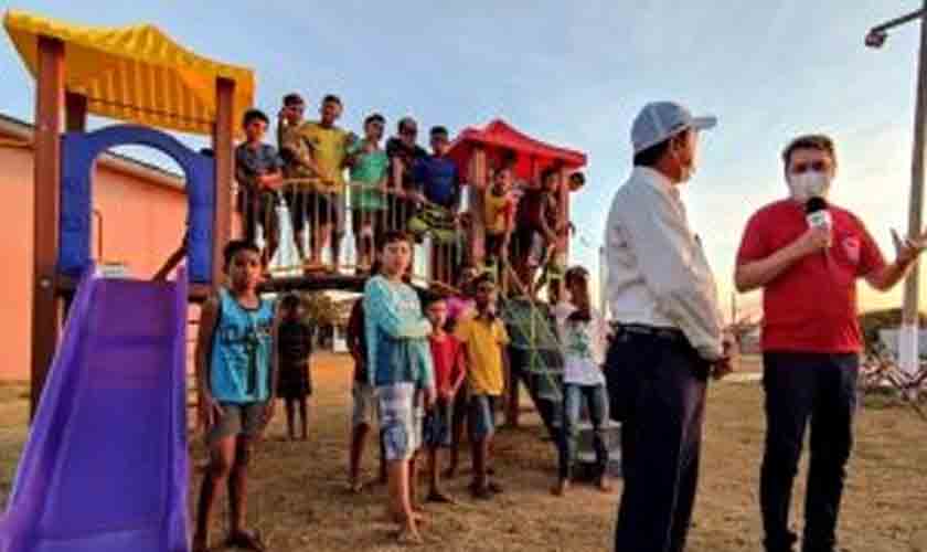 Vilhena vive “o pior momento da pandemia”, mas prefeito inaugura parquinhos em praças com aglomeração de crianças