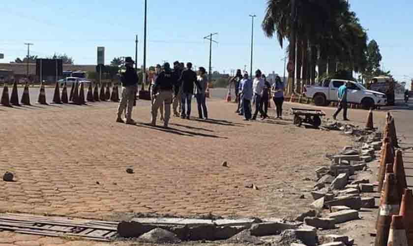 Um ano após empresário destruir mureta do DNIT a marretadas, obras de rotatória ainda não saíram do papel