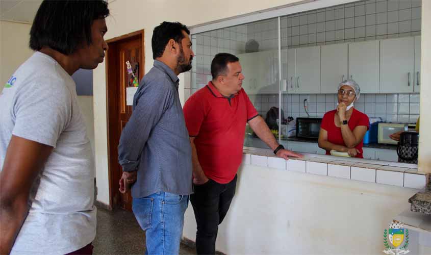 Kapiche, Dr. Paulo e Toninho do Jesus fazem inspeção no abrigo Pingo de Gente