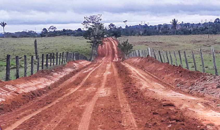 Ji-Paraná recupera estradas rurais e ruas sem pavimentação