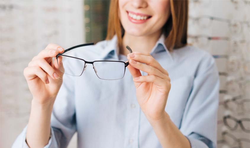 Especialista explica 5 sinais que indicam a hora de trocar os óculos de grau