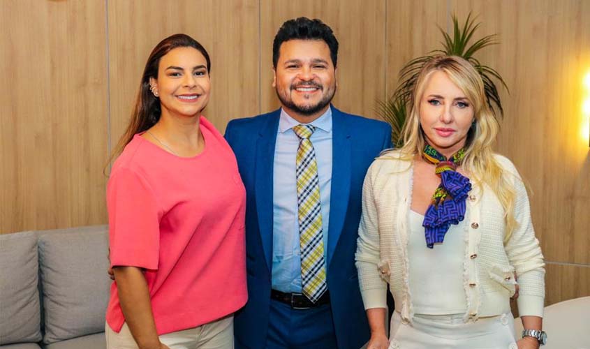 Deputado Marcelo Cruz recebe Mariana Carvalho no gabinete da Presidência na Alero