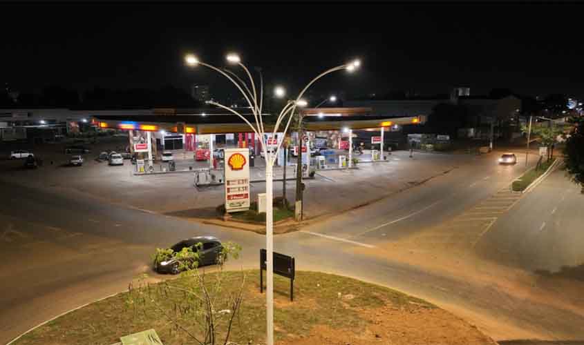 Rotatória da avenida Rio Madeira recebe novas luminárias e garante mais segurança para a população