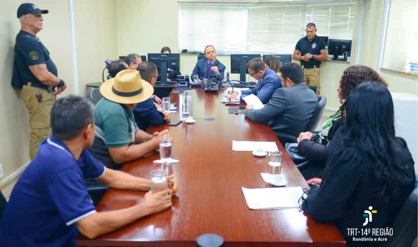 Transparência: TRT-14 recebe grupo de ex-funcionários de empresas de transporte e advogados para reunião