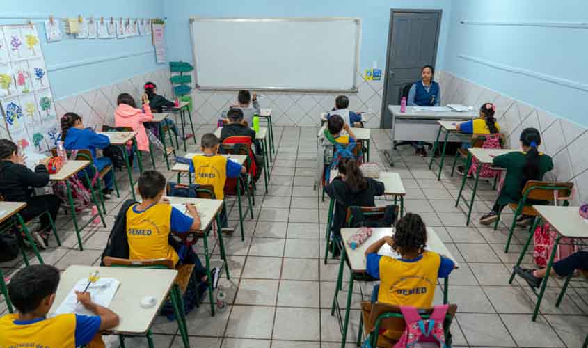 Prefeitura sanciona leis que garantem piso salarial e recesso para Educação