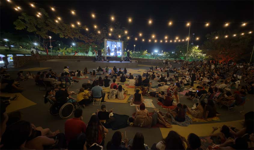 Cinema ao ar livre marca Dia dos Namorados