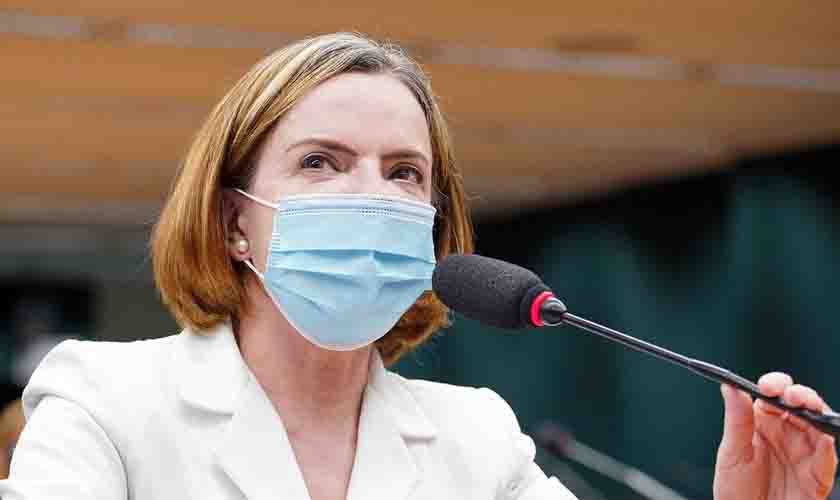 Gleisi é dada como morta pelo SUS e tenta desfazer erro para se vacinar contra a Covid