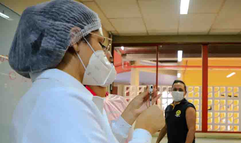 Vacinação segue com público 35+ nesta terça-feira (13) em Porto Velho