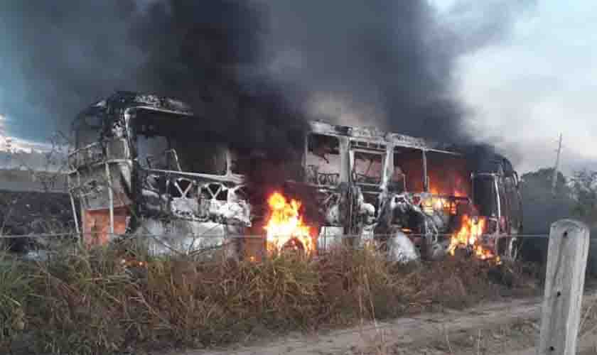 Colisão entre carreta e micro ônibus de Buritis deixas quatro pessoas mortas e vários feridos
