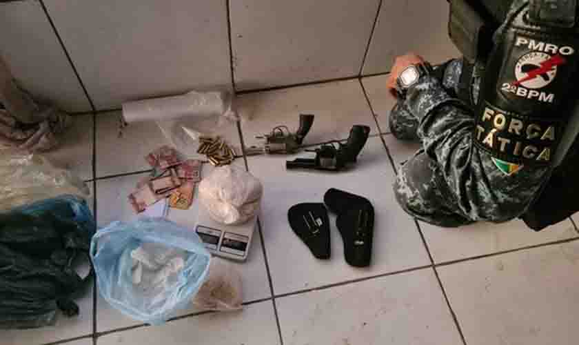 PMRO apreende armas, drogas e prende suspeitos