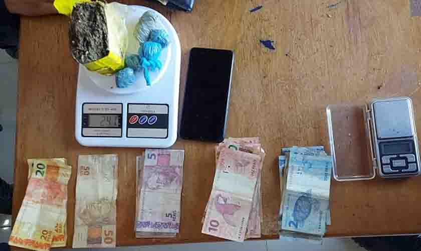 Polícia Militar conduz cinco suspeitos e apreende entorpecentes