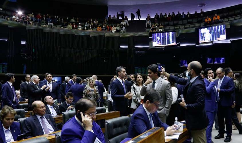 Câmara aprova em 1º turno texto-base da PEC do piso salarial da enfermagem  
