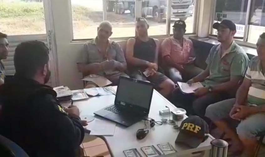 PRF e DETRAN realizam ação de educação para o trânsito