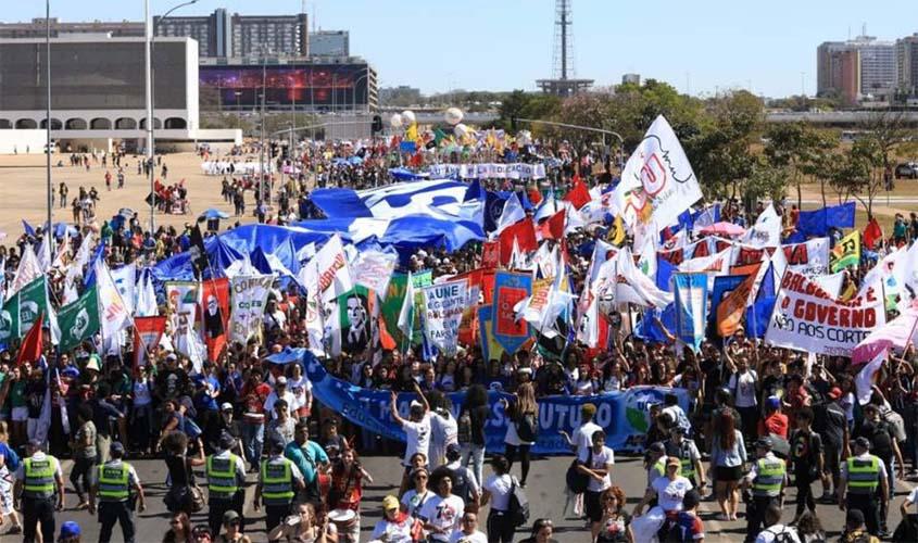 Manifestantes voltam às ruas em defesa de mais recursos para educação