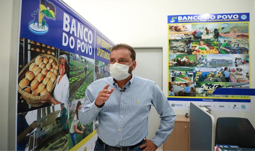 Prefeito inaugura posto do Banco do Povo no Prédio da Prefeitura