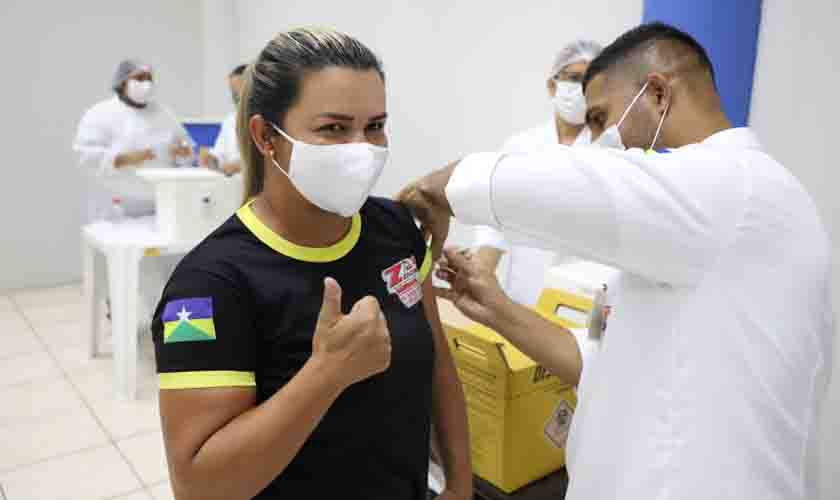 Trabalhadores do comércio são imunizados contra a Covid-19