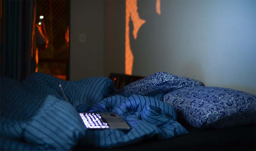 Acordar na madrugada para comer pode ser distúrbio de sono, diz médica