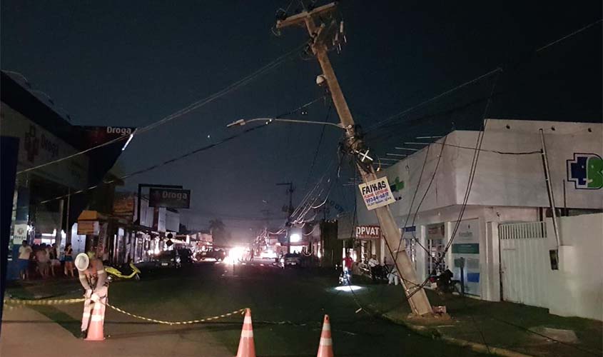 Caminhão arrasta  fiação elétrica e deixa poste de alta tensão pendurado 