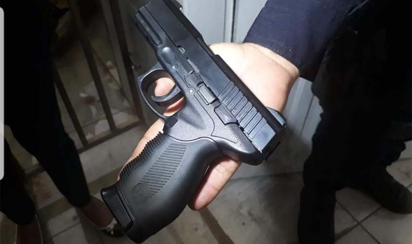 Jovem é presa portando arma de Airsoft e diz que era para 'se proteger' do ex-marido