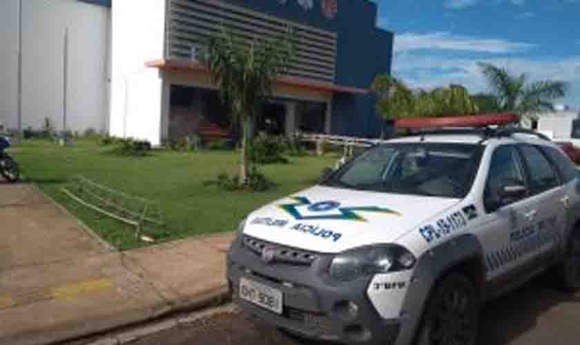 Pai esfaqueia filho durante briga conjugal