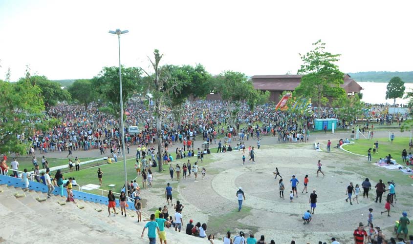 Festa reúne mais de 40 mil pessoas na Praça da Estrada de Ferro