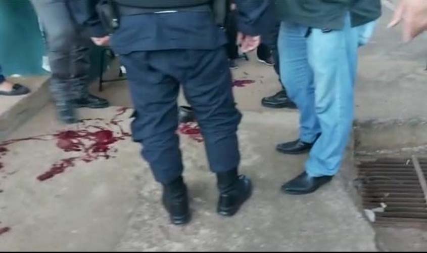 Taxista reage assalto e leva tiro; bandidos fogem levando carro da vítima