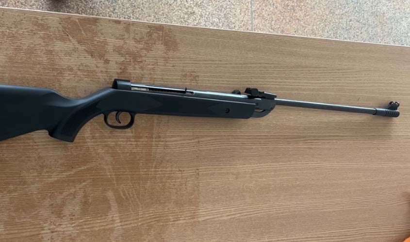 PM apreende espingarda em bar de Espigão do Oeste