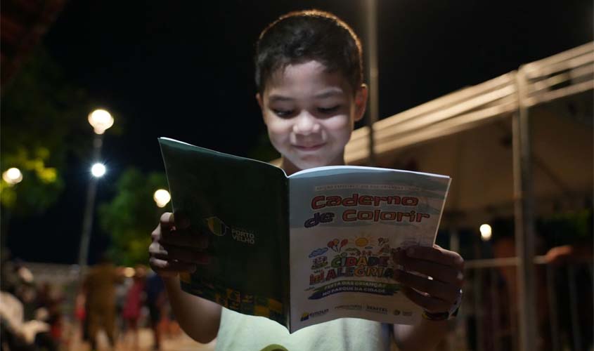 Prefeitura distribui cadernos de colorir no Dia das Crianças