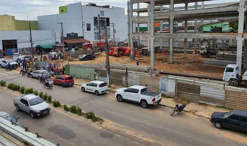 Operários ficam feridos após laje ceder em obra