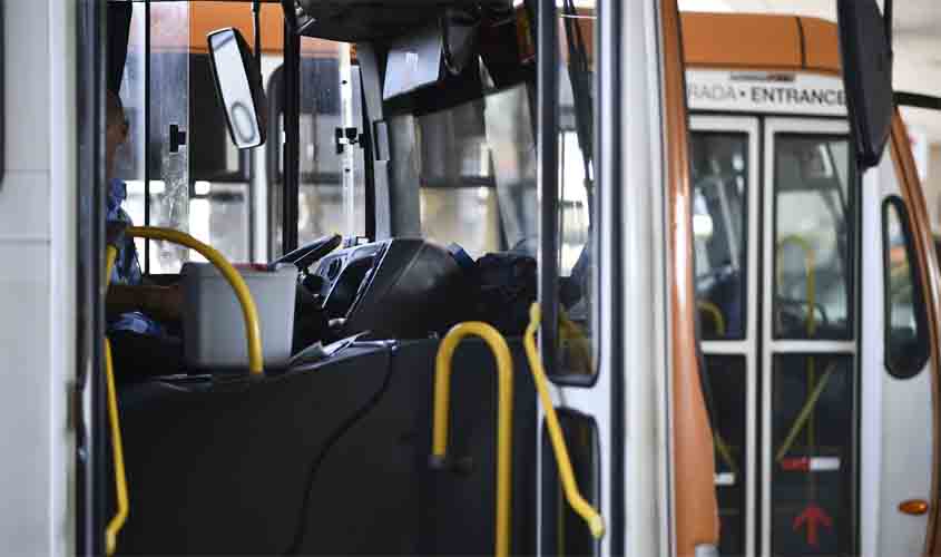 Motoristas de ônibus podem acumular função de cobrador